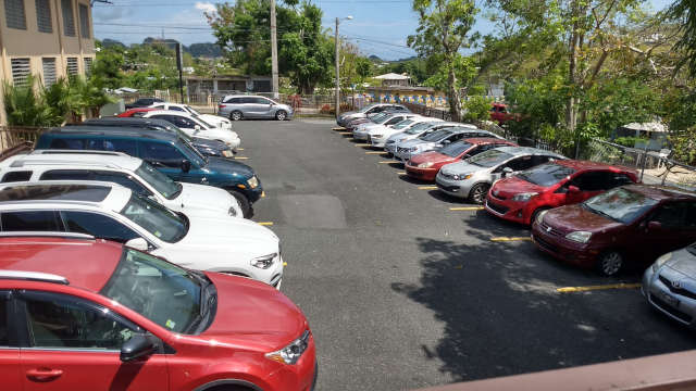Vista del estacionamiento de la Iglesia